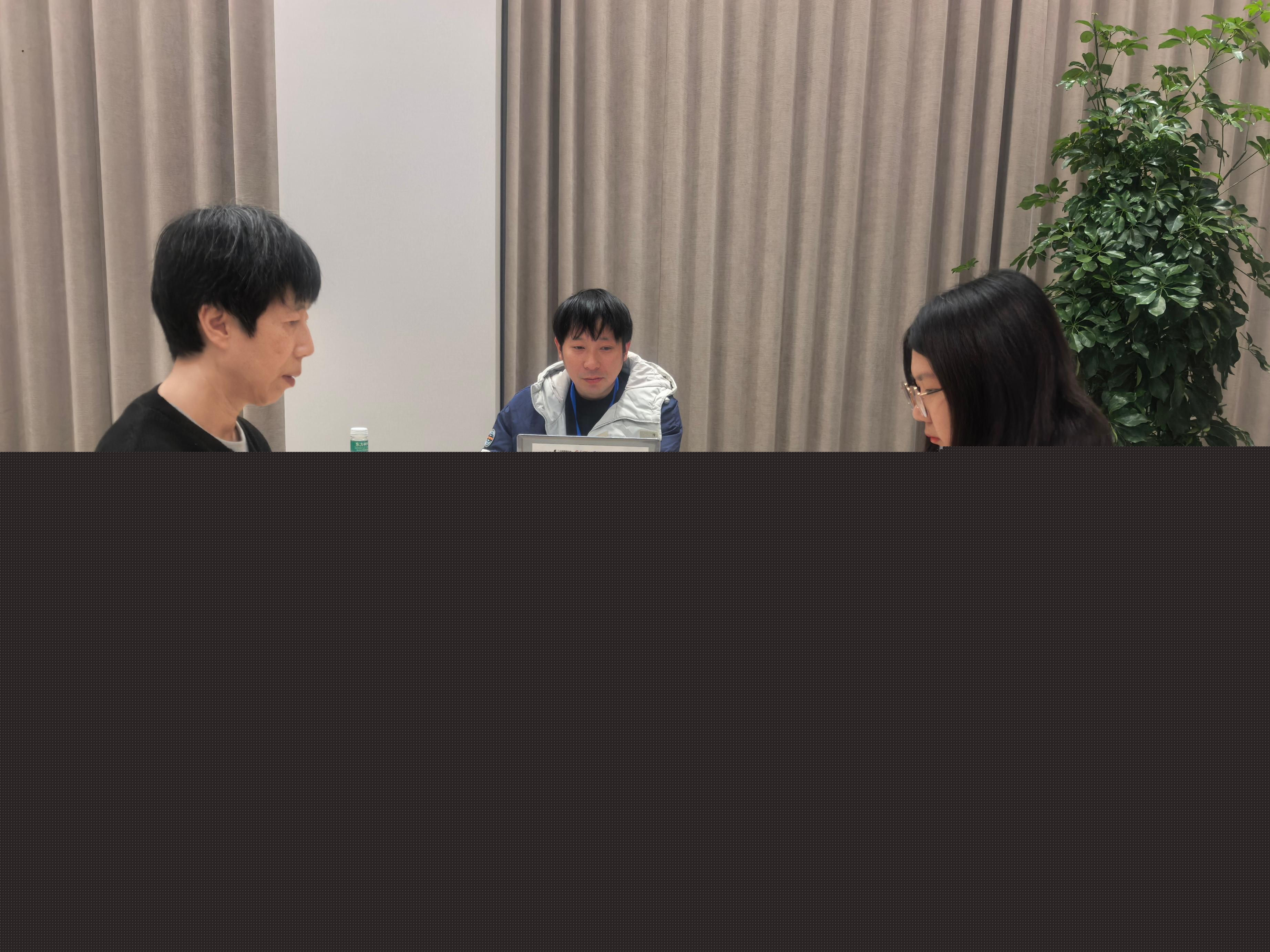 芮乃伟对阵李赫。人民网记者 李乃妍摄