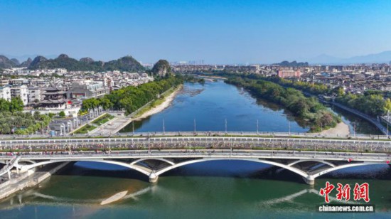 桂马十年“赛跑+旅游” 一条跑道两岸情
