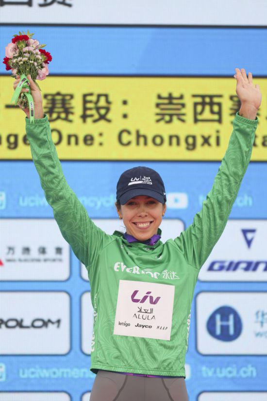 2025年环崇明岛女子公路世界巡回赛开赛