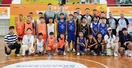 今夏，新疆少年在阳光下奔跑