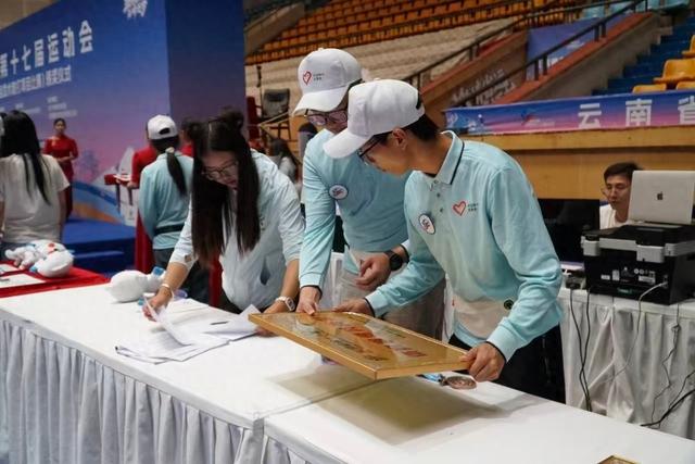 赛场外的“螺丝钉”2300名大学生志愿者护航云南体育盛会