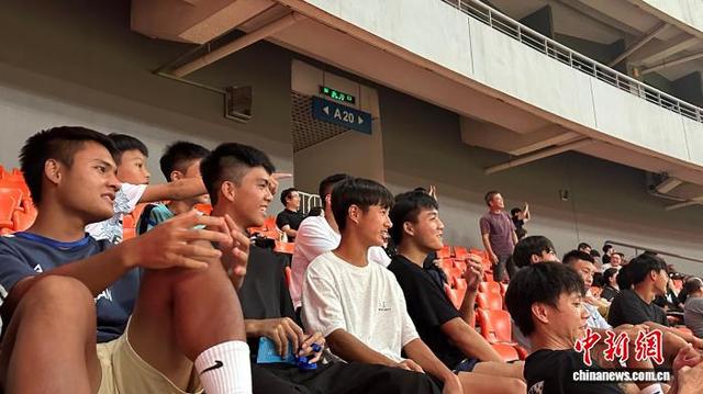 图为台湾球迷在观赛。梁雨诗 摄