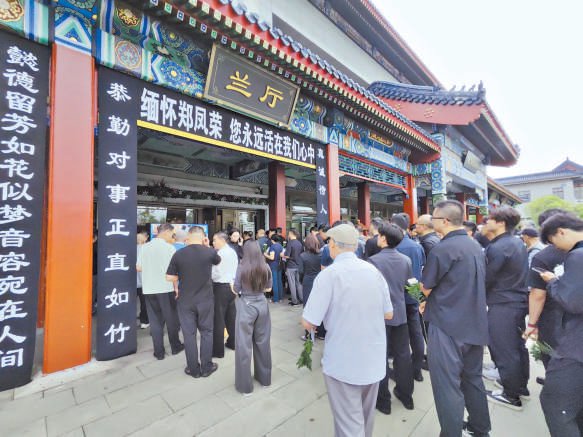 在秋天送中国体育“报春燕”归去
