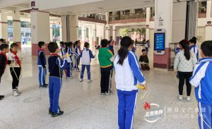 近日，上海聚焦当前中小学体育工作重点难点精准破题，推出深化中小学体育工作的若干举措，